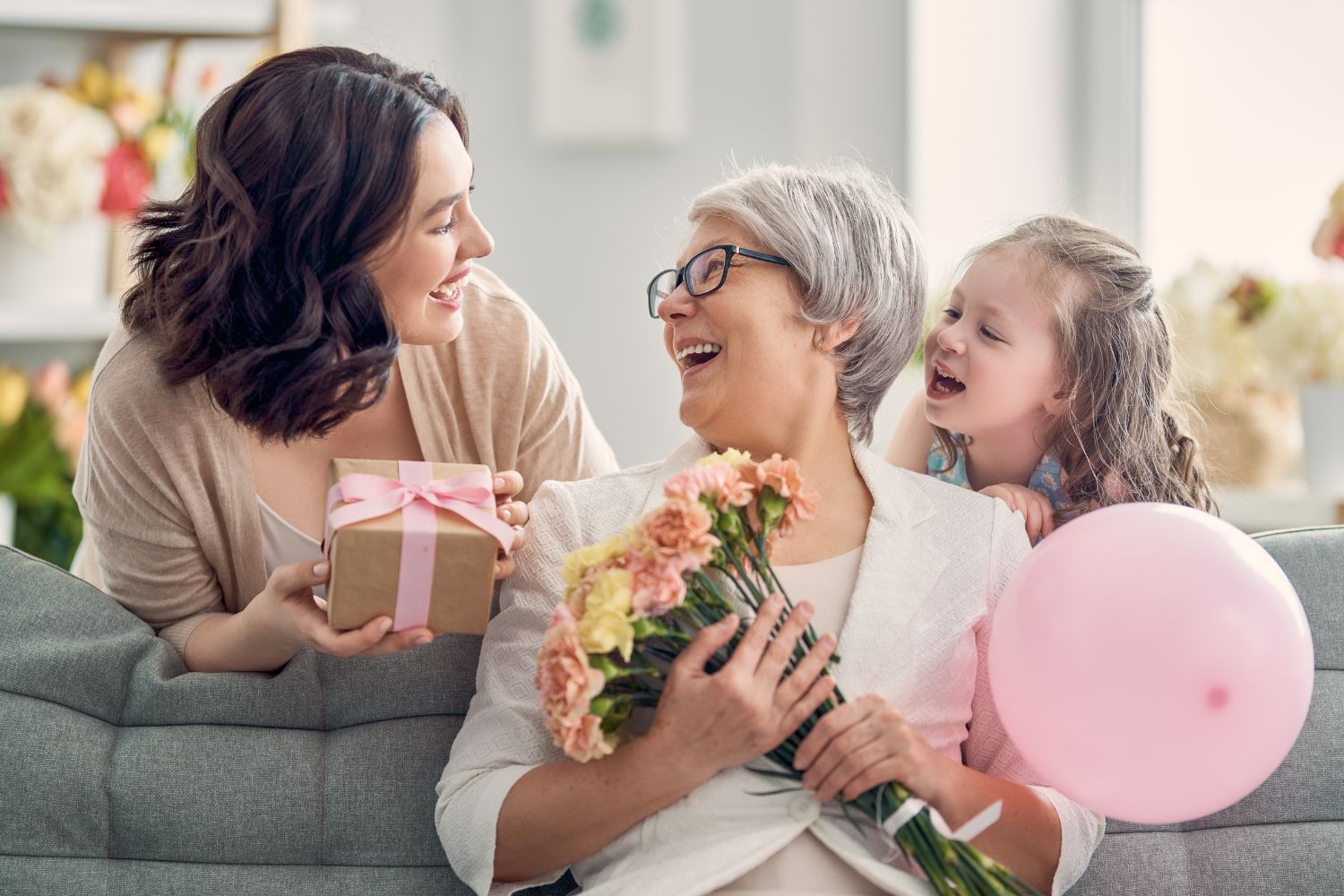 Familie und Kinder bekommen Geschenke