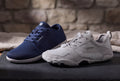 Barfußschuhe Hokkaido und Karoo nebeneinander auf dunklem Stein – Modelle für Spreizfuß und Senkfuß