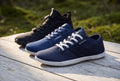 Barfußschuhe Baker, Hokkaido und Kepler nebeneinander auf hellem Holz in natürlichem Licht